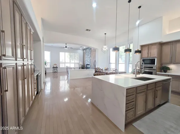 136 E DESERT WIND Drive, Phoenix, AZ 85048