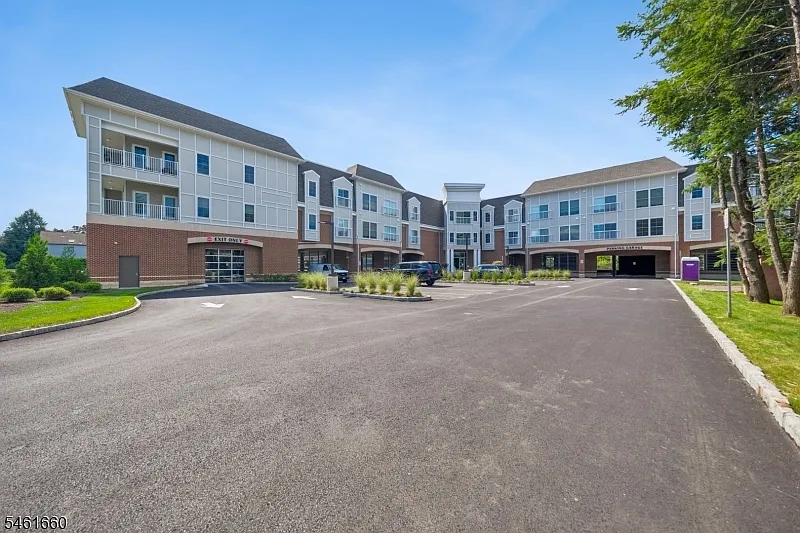 1 bed, 2.0 bath, 840 sqft, $3,295 — Photo 2