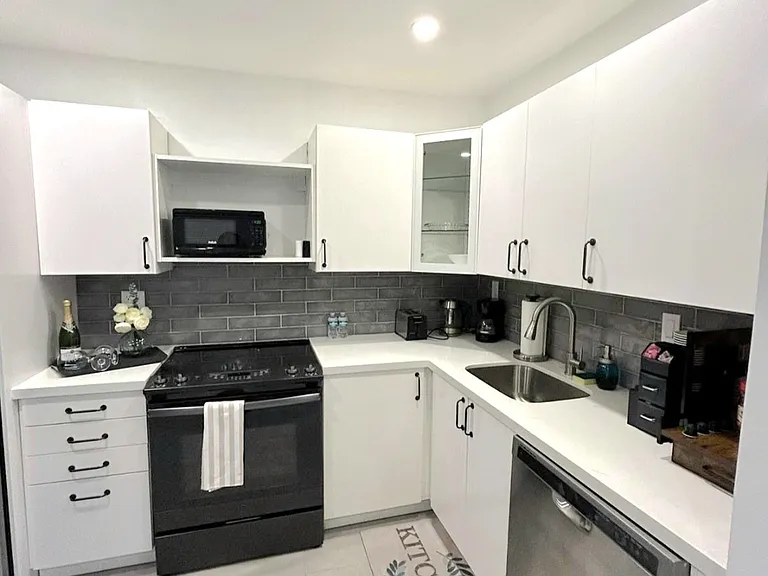 1215 NE 15th Ave #3 — Photo 5