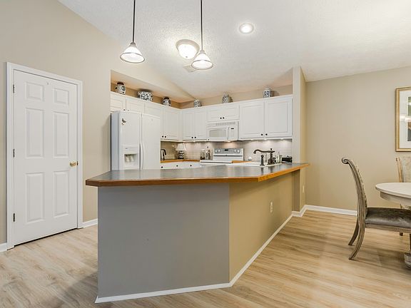 4th image of 1001 Holly Dr APT 205