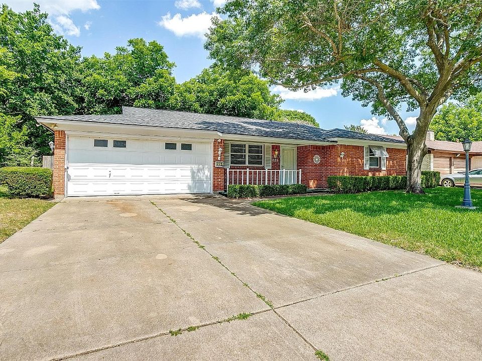 1st image of 225 Collins Dr