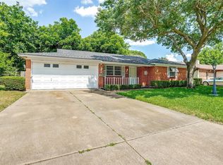 225 Collins Dr, Burleson, TX 76028