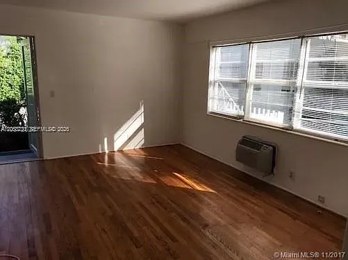 Base01 Condo — Photo 2