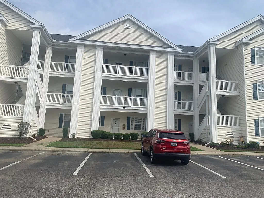 901 W Port Dr — Photo 2