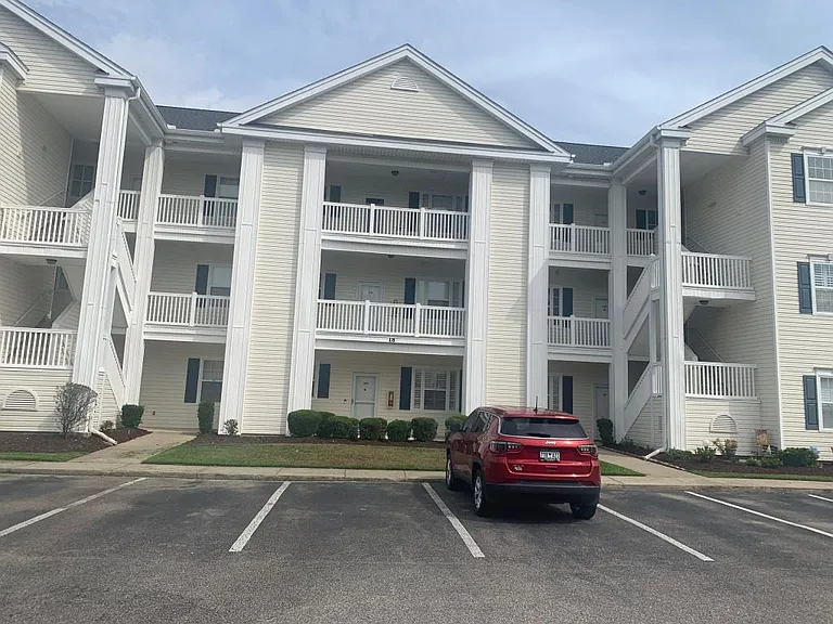901 W Port Dr — Photo 2