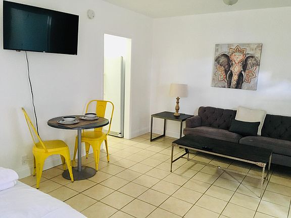 4th image of 905 NE 18th Ave APT 103