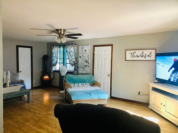 4th image of 909 E G St