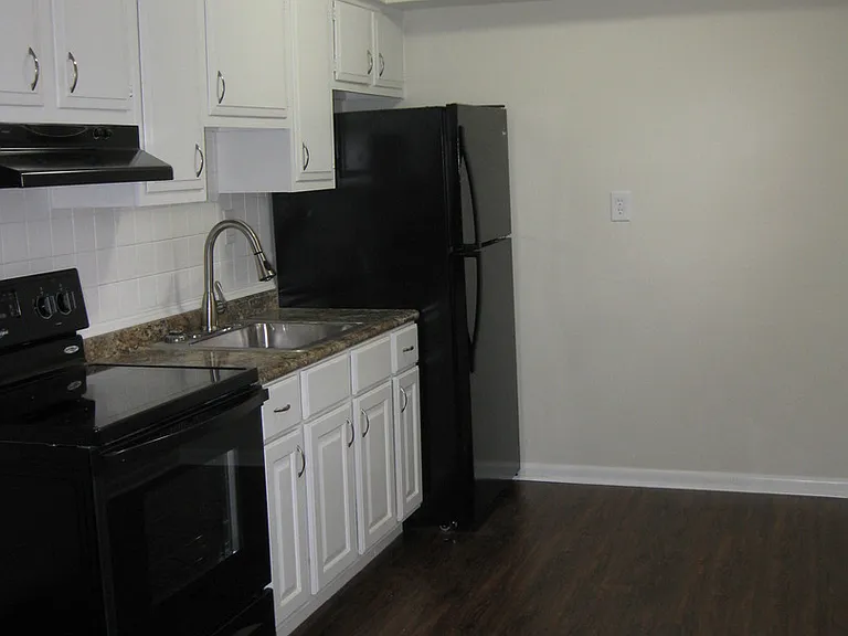 840 Little Bay Ave — Photo 2