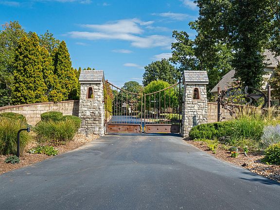4th image of 16 Grand Vin Lane