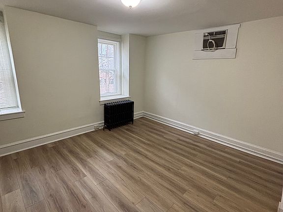 4th image of 1520 N Van Buren St #2
