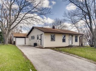 400 Cedar Cir, Streamwood, IL 60107