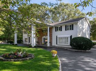 11 Croydon Ct, Dix Hills, NY 11746