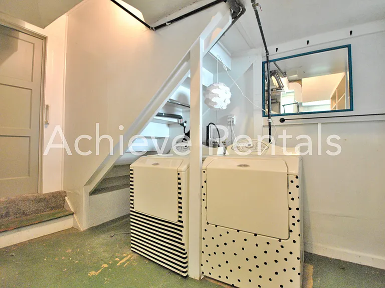 704 N 200 E — Photo 10