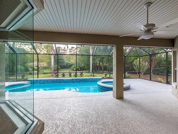 4th image of 320 Palmas Cir