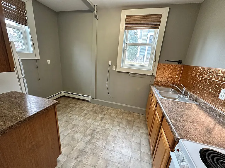421 University Ave W — Photo 4