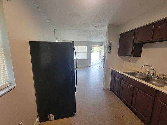 3rd image of 402 Peters St