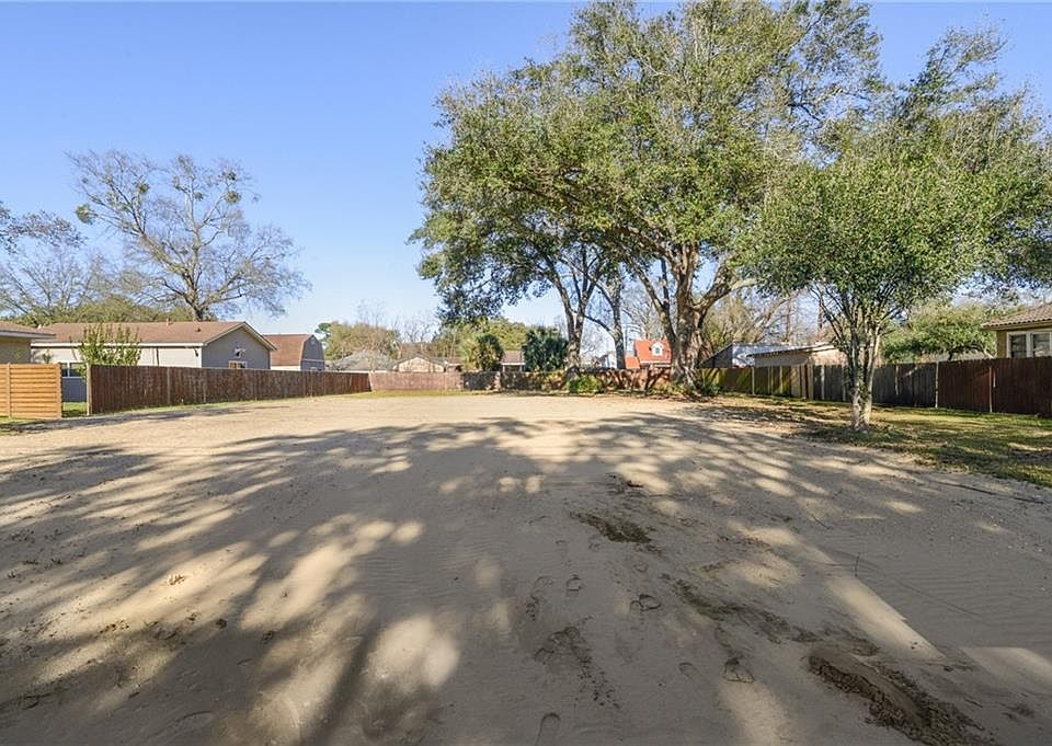 1st image of 4 Holly Dr