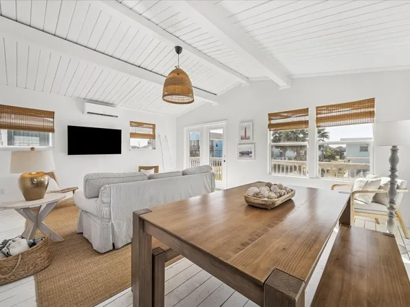 4119 Liberty Dr, Galveston, TX 77554