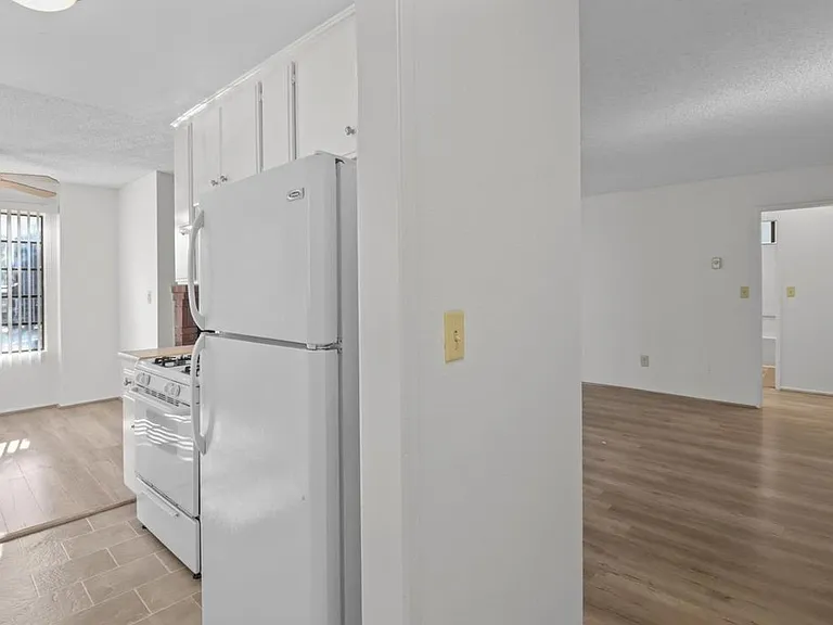 1254 S Saltair Ave #101 — Photo 7