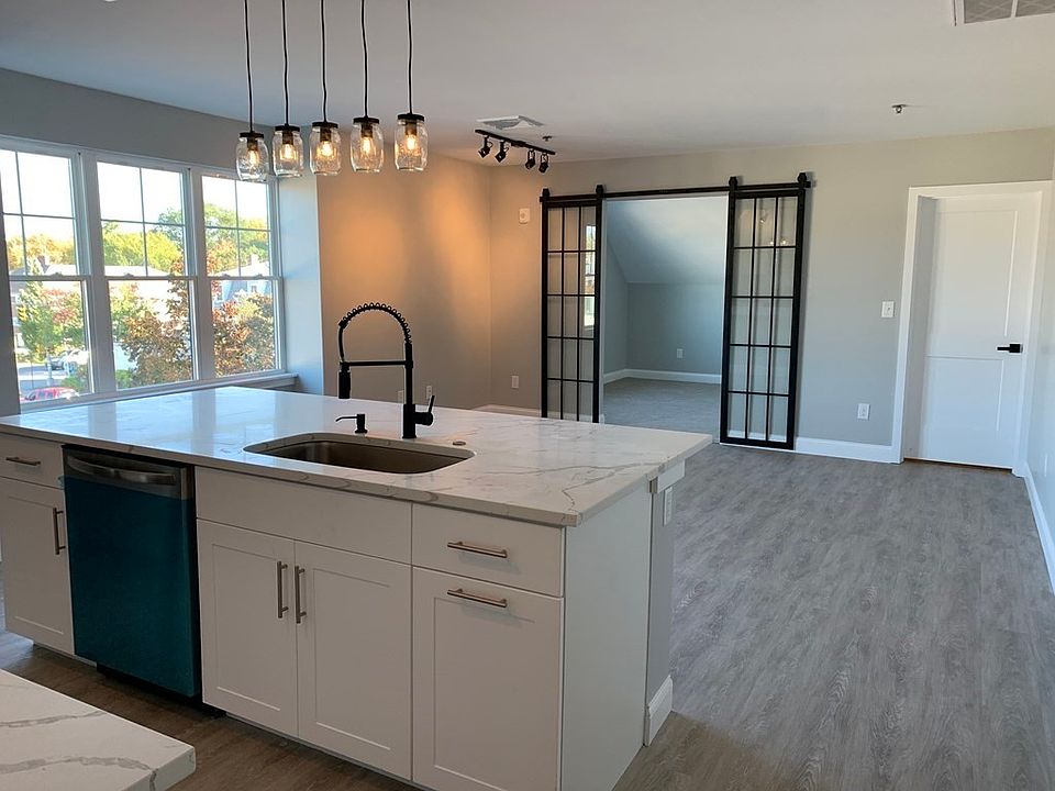 2nd image of 15 Oak St #5