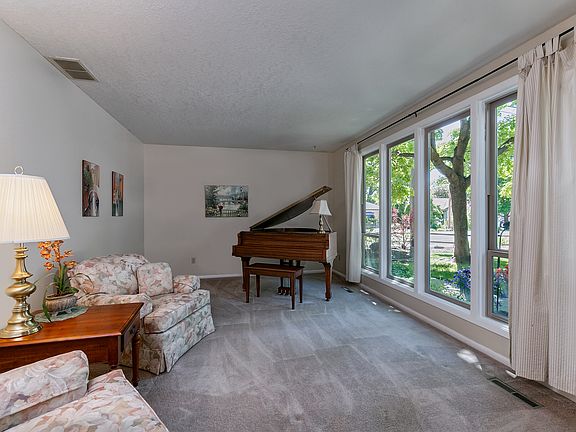 4th image of 3906 N Oak Park Pl