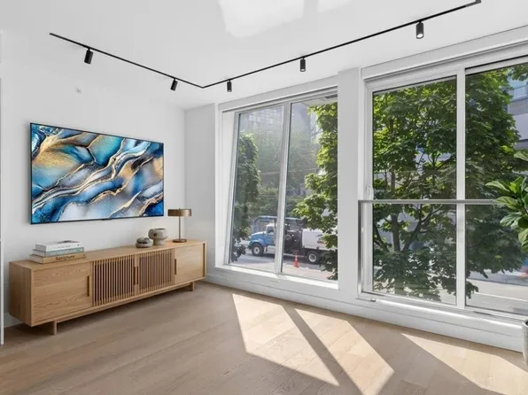 1477 Pender St #206, Vancouver, BC V6G 2L2