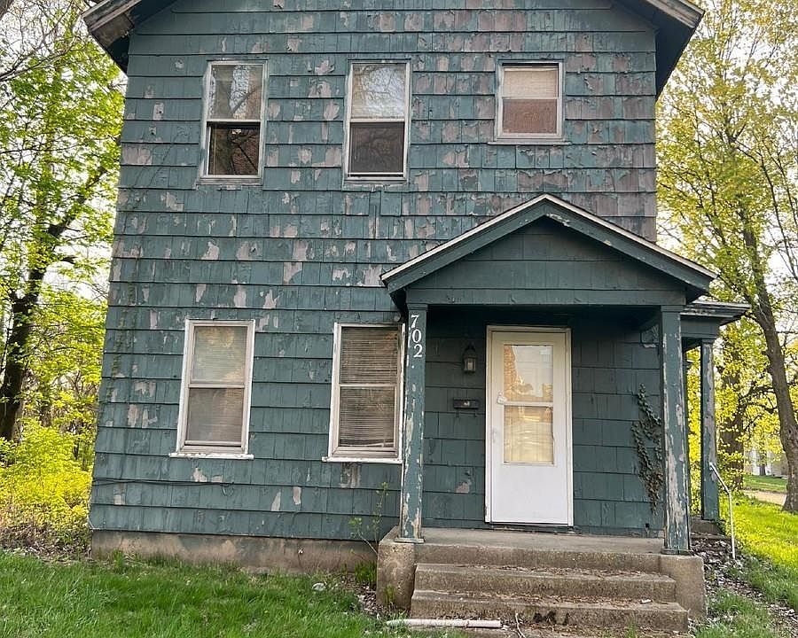 1st image of 702 W Jefferson Blvd