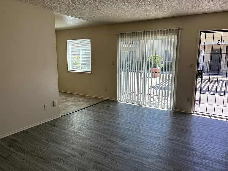 140 Covena Ave #12 — Photo 6