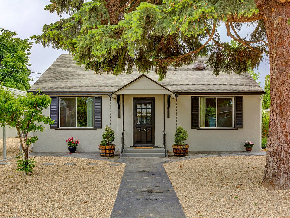 Maintenance-free front yard