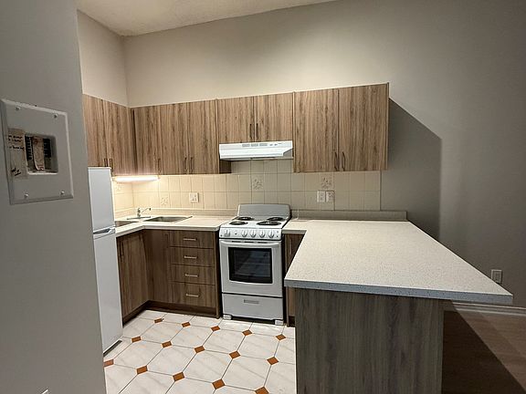 3rd image of 123 Wyndham St N