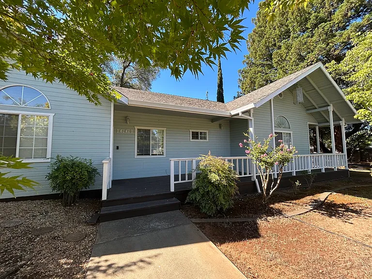 1661 Manzanita Ave — Photo 42