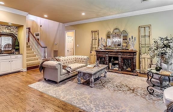5th image of 1107 Versailles Ct