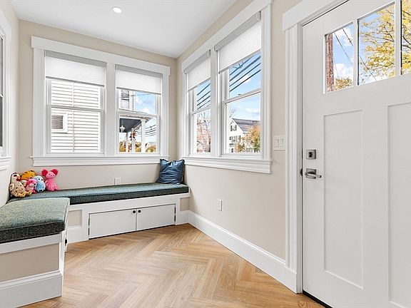 4th image of 52 Warren St