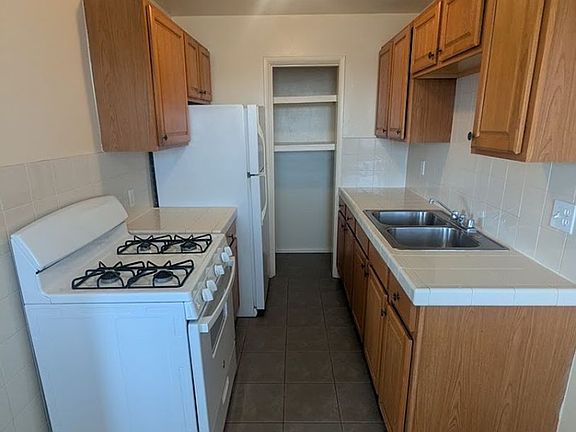 4th image of 4016-24 Winona Ave #4018