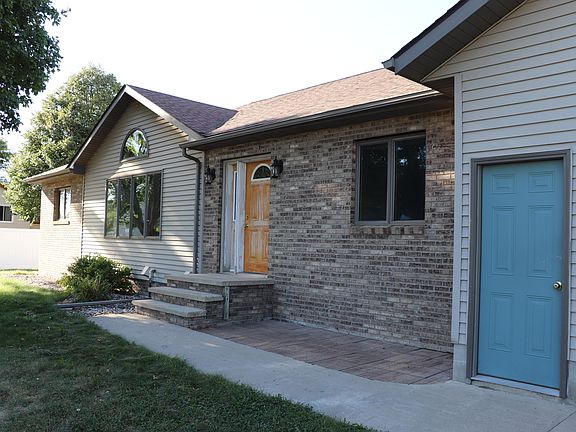 4th image of 911 Goldfinch St