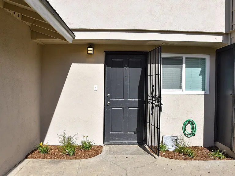 815 N Olive St — Photo 1