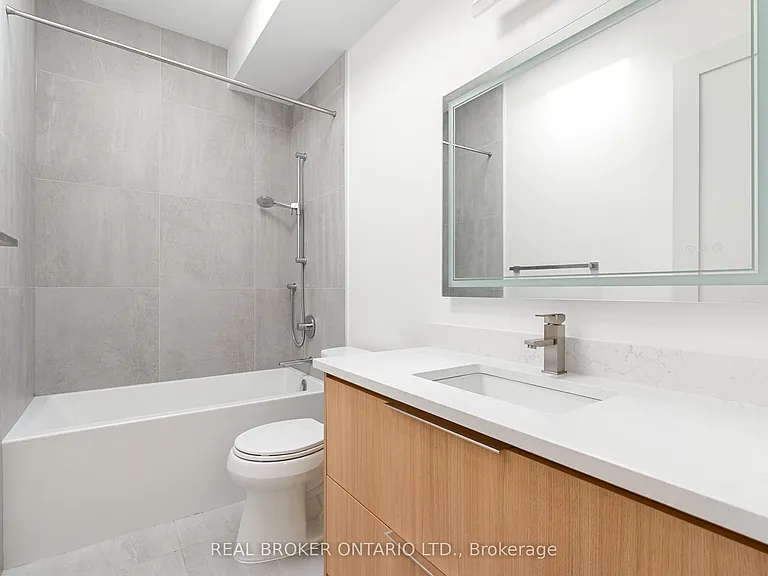 21 Farnham Ave #LANEWAY - UPPER — Photo 15