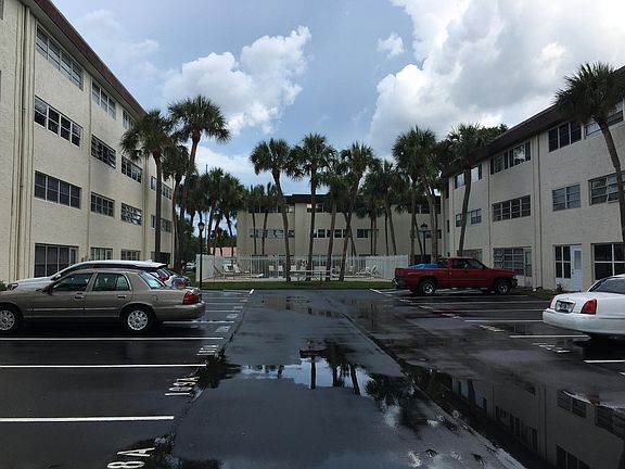 2nd image of 209 NE Lincoln Cir N APT 405