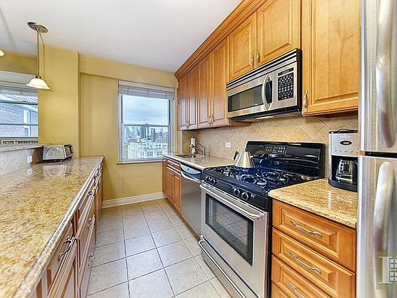 2nd image of 575 Grand St Unit D1401
