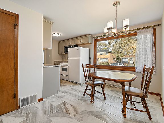 5th image of 1047 E 161st Pl