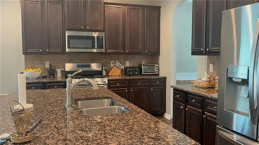4 bed, 2.0 bath, 2782 sqft, $2,500 — Photo 4