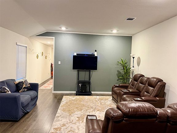 4th image of 1085 Old Oaks Dr