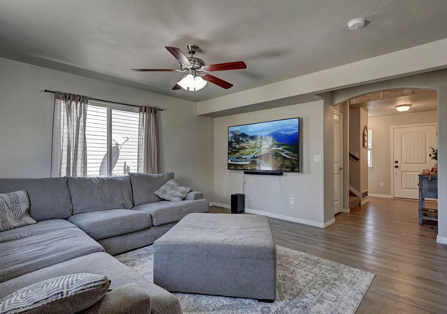 Fantastic 3 Bedroom 3 Bathroom Located In Mesa Ridge — Photo 3