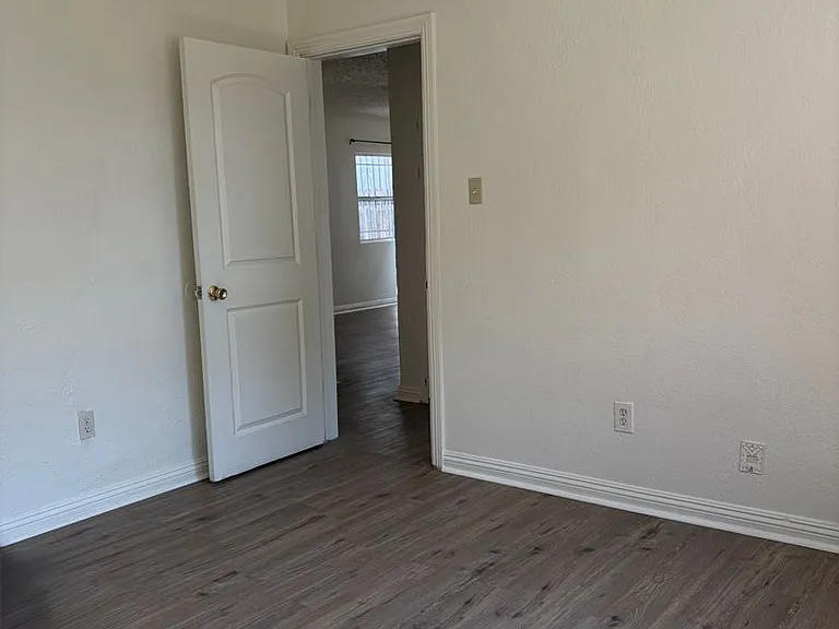 736 W Century Blvd — Photo 3