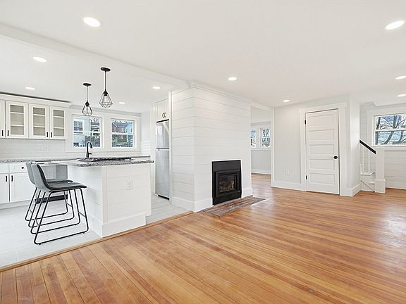 4th image of 8 Hampton Cir