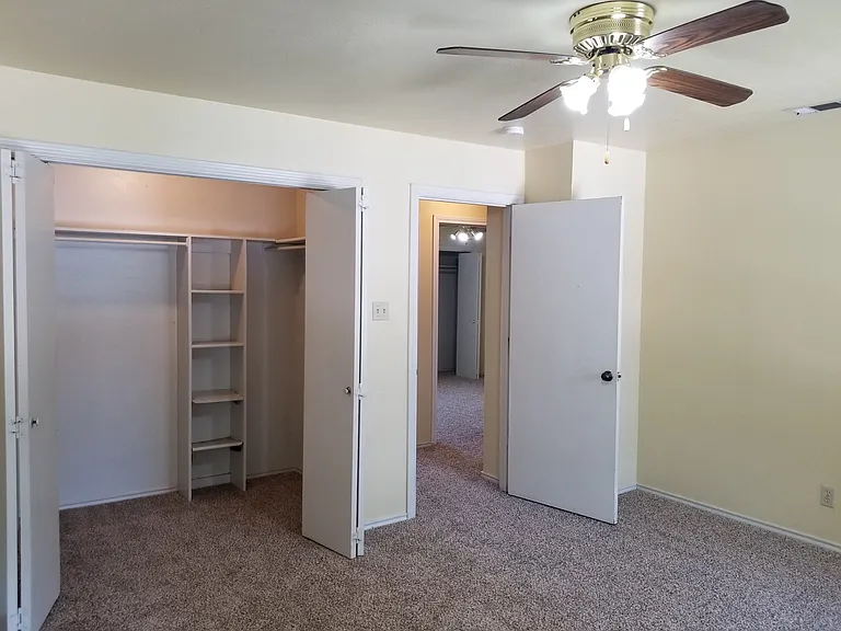2426 Lakeview Cir — Photo 8
