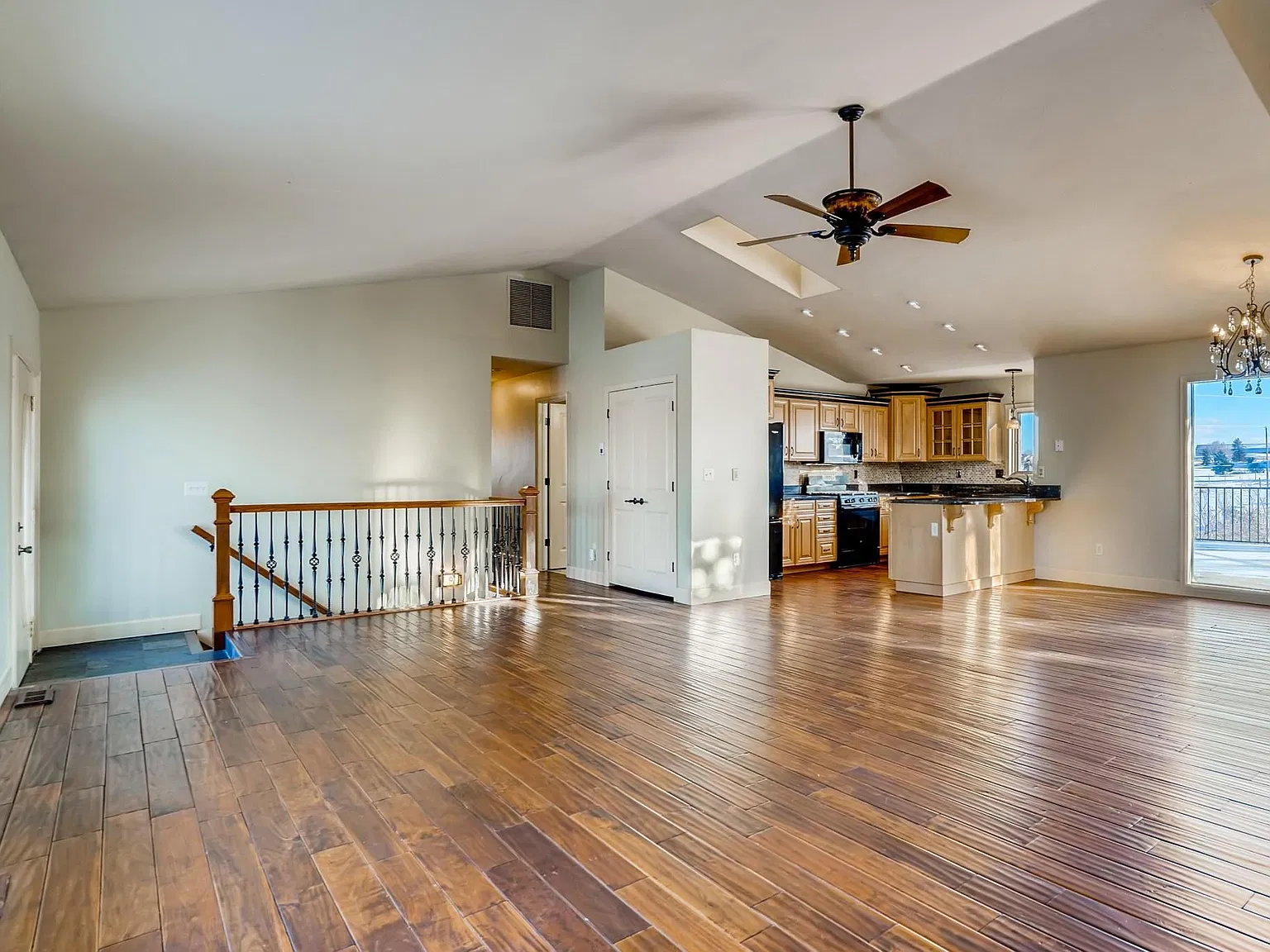 5 bed, 3280 sqft, $4,300 — Photo 4