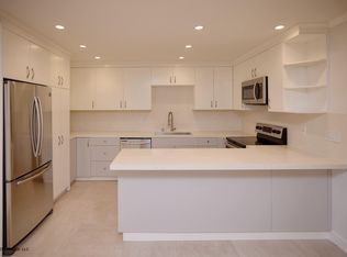 324 N Oakhurst Dr APT 207, Beverly Hills, CA 90210