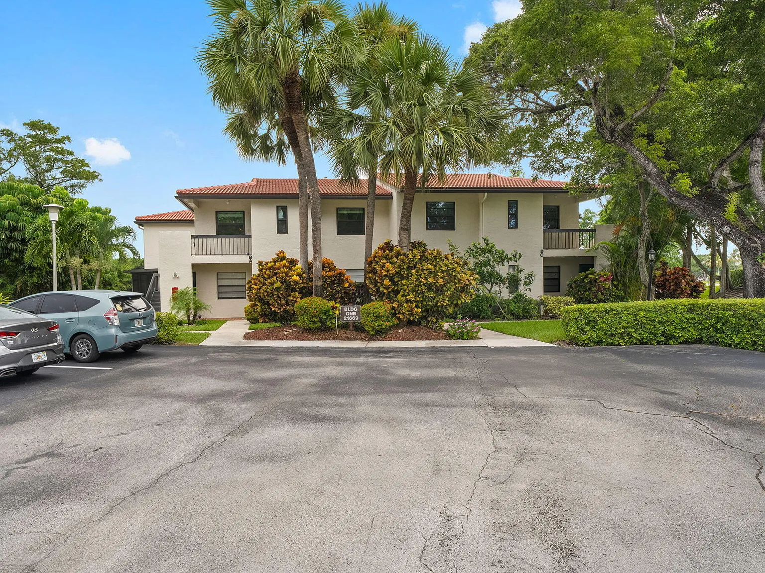 3 bed, 2.0 bath, 1411 sqft, $3,475 — Photo 2