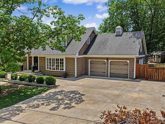 3rd image of 2226 Melrose Ln